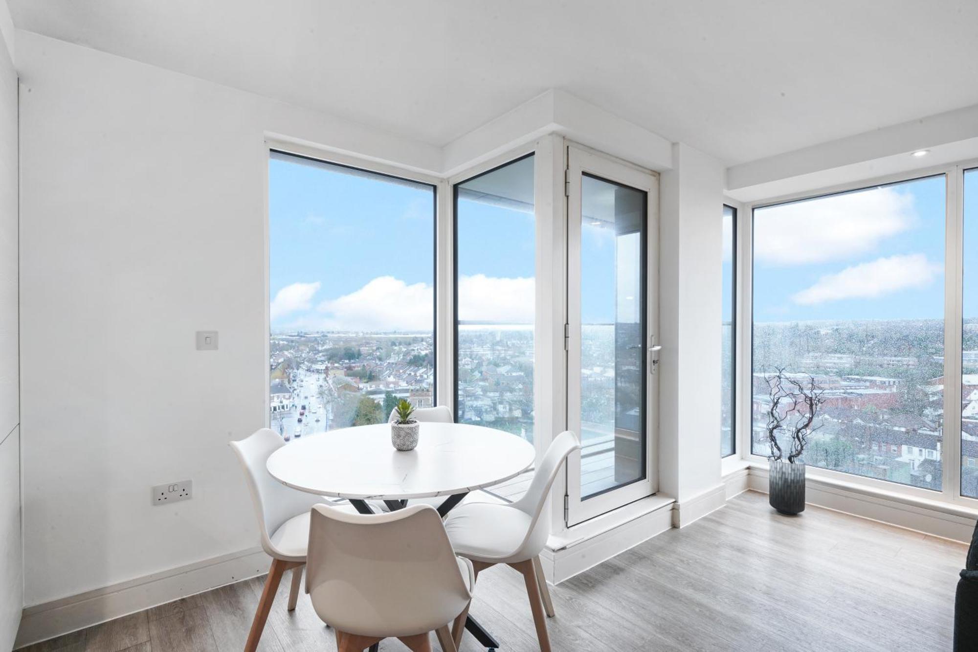 Luxury Apartment With Stunning Views On 10Th Floor 埃奇韦尔 外观 照片